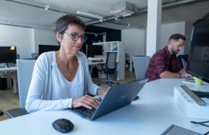 Isabelle Mouraud dans son cadre de travail